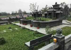 Lăng mộ đá xanh rêu